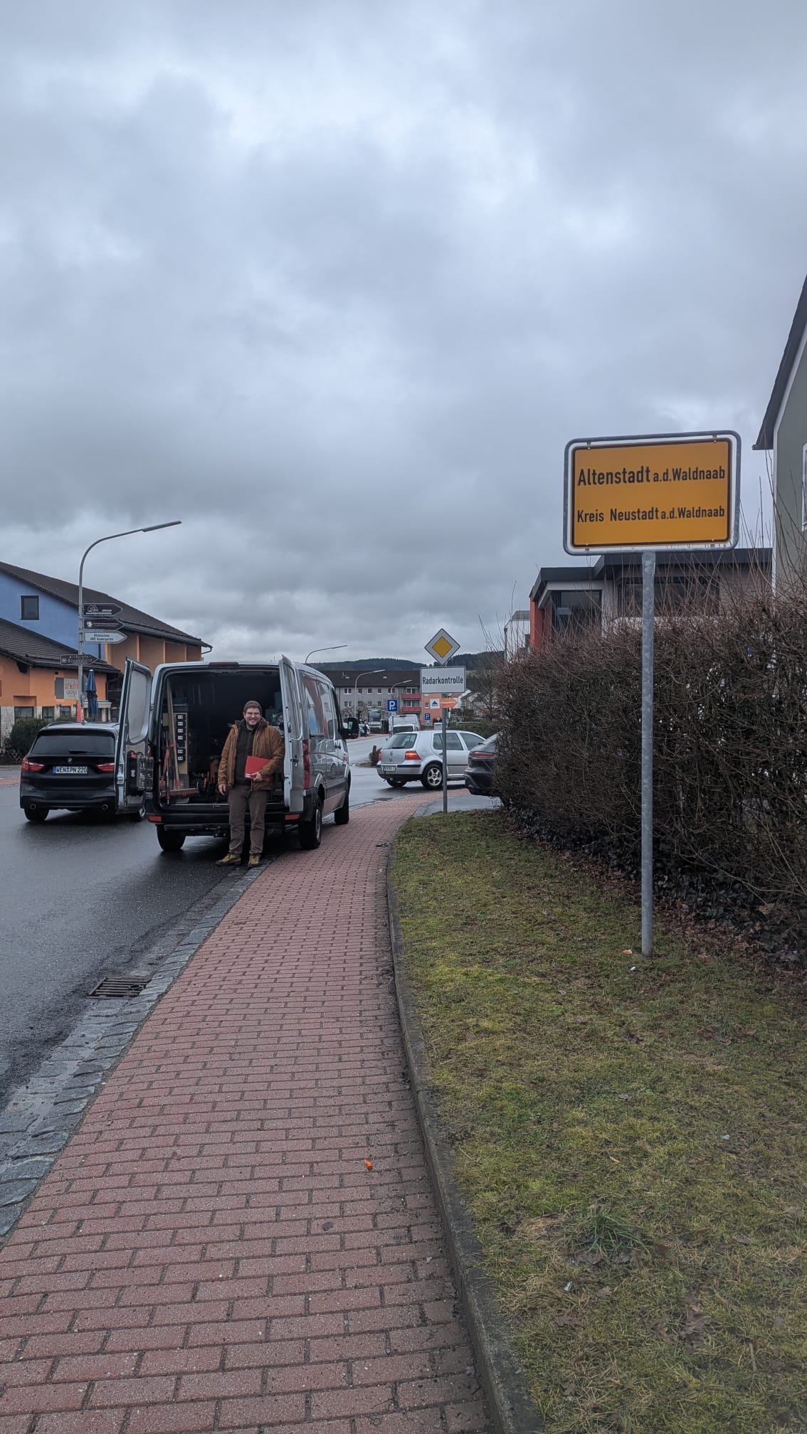 Schlüssel und Schloss auf einem Holztisch